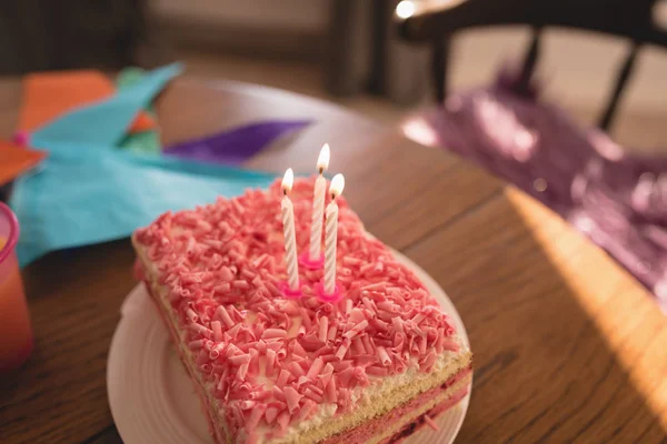 自宅でキャンドルとバースデー ケーキのクローズ アップ — ストック写真