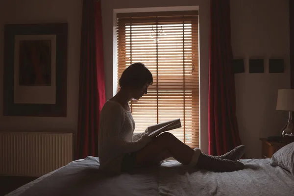 Kobieta Czytająca Książkę Łóżko Sypialni Domu — Zdjęcie stockowe