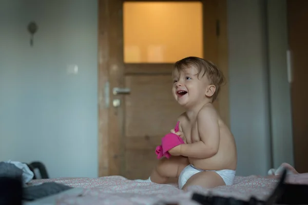 Niño Sonriendo Cama Casa —  Fotos de Stock