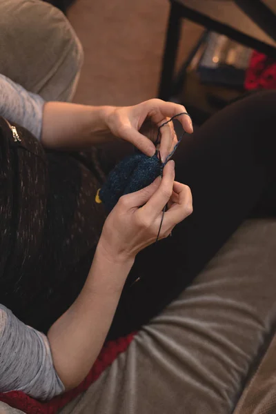 Mid Sectie Vrouw Breien Van Wol Kleermaker Winkel — Stockfoto