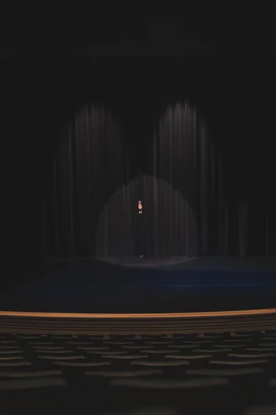 Female Actor Standing Curtain Stage Theatre — Stock Photo, Image