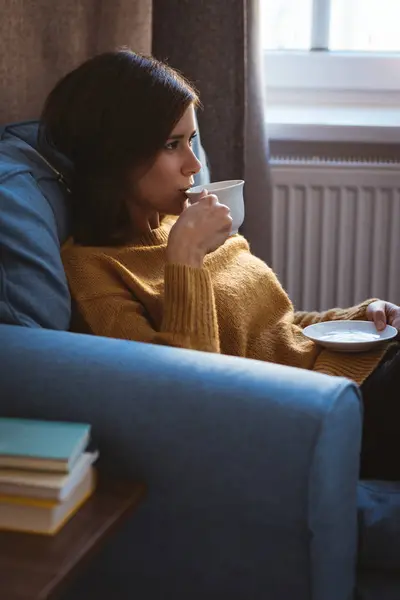 Nahaufnahme Einer Jungen Frau Die Sich Tagsüber Hause Auf Dem — Stockfoto