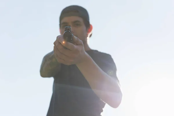 Άνθρωπος Σκοποβολή Πυροβόλο Όπλο Μια Ηλιόλουστη Ημέρα — Φωτογραφία Αρχείου