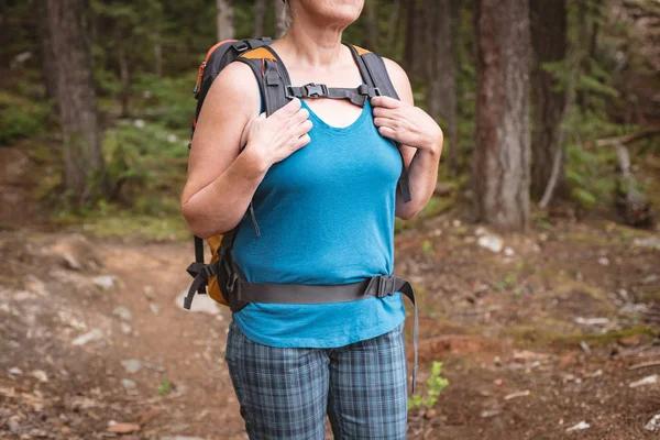 Mittelteil Einer Reifen Frau Die Wald Steht — Stockfoto