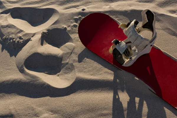 Sandboard Kum Üzerinde Güneşli Bir Günde Tuttu — Stok fotoğraf