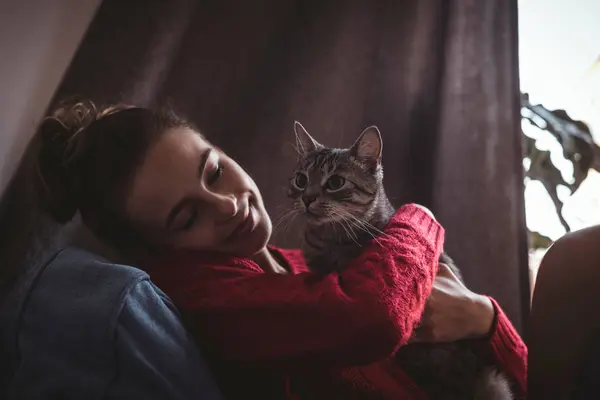 Nahaufnahme Einer Lächelnden Frau Die Ihre Katze Hause Umarmt — Stockfoto