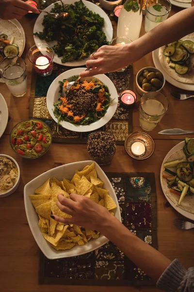 Hoge Hoekmening Van Maaltijd Aan Tafel Met Vrienden — Stockfoto