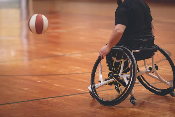 Инвалид Занимающийся Баскетболом Одиночку Площадке — стоковое фото