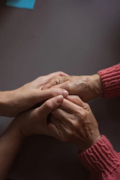 Närbild Vaktmästare Tröstande Senior Kvinna Sjukhem — Stockfoto