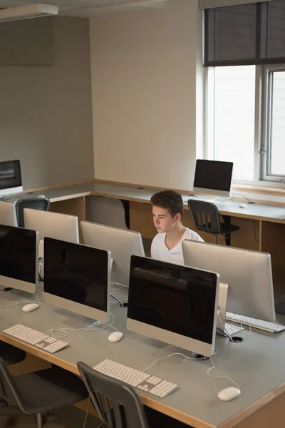 Ragazzo Adolescente Che Studia Aula Computer All Università — Foto Stock