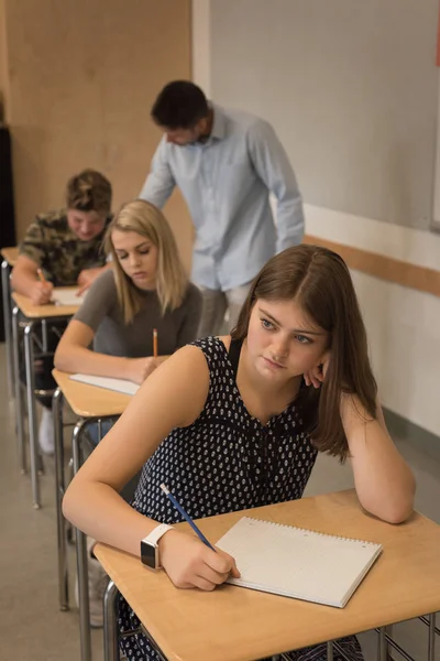 Przemyślane Nastoletnie Dziewczyny Siedzi Klasie Uniwersytecie — Zdjęcie stockowe