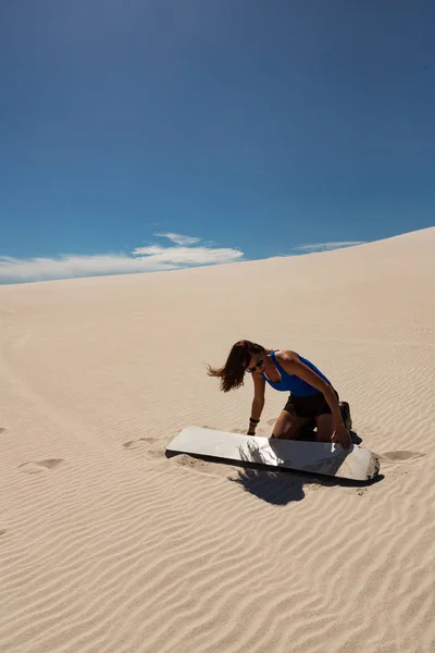 Mujer Aplicando Cera Tabla Surf Sandboard Desierto Día Soleado — Foto de Stock