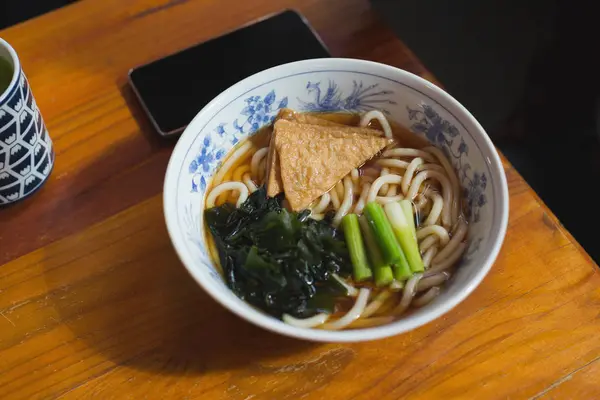 レストランでボウルに麺のクローズ アップ — ストック写真