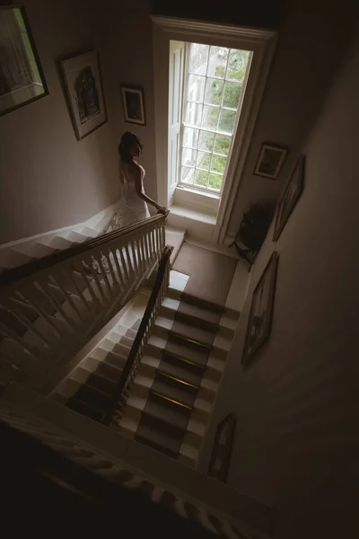 Невеста Спускается Лестнице Дома — стоковое фото