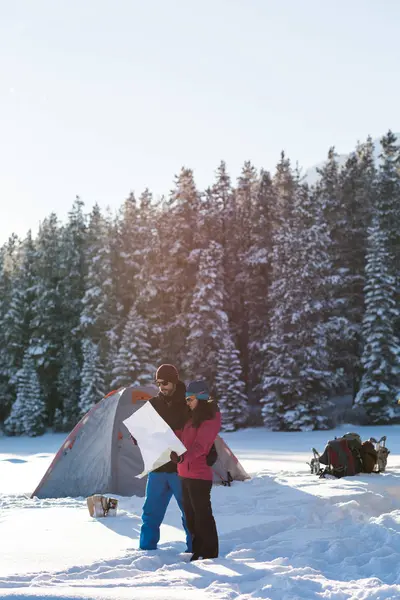 Paar Schaut Winter Auf Karte Verschneiter Landschaft — Stockfoto