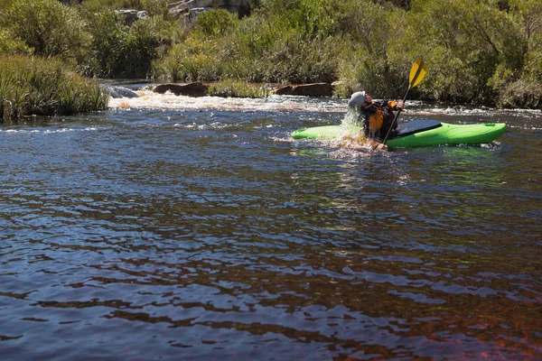 Kayak Donna Acqua Fiume Montagna Alla Luce Del Sole — Foto Stock