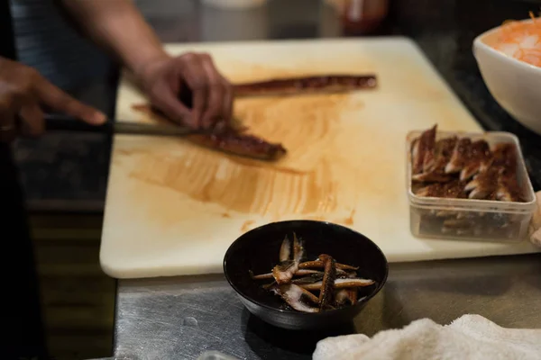 Kuchař Filetování Ryb Kuchyni Restaurace Prkénko — Stock fotografie