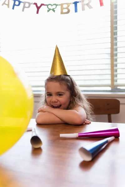 Menina Feliz Comemorando Seu Aniversário Casa — Fotografia de Stock