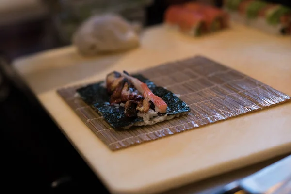 Sushi Desenrollado Guardado Una Mesa Restaurante — Foto de Stock