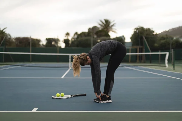 Jeune Femme Faisant Exercice Court Tennis — Photo