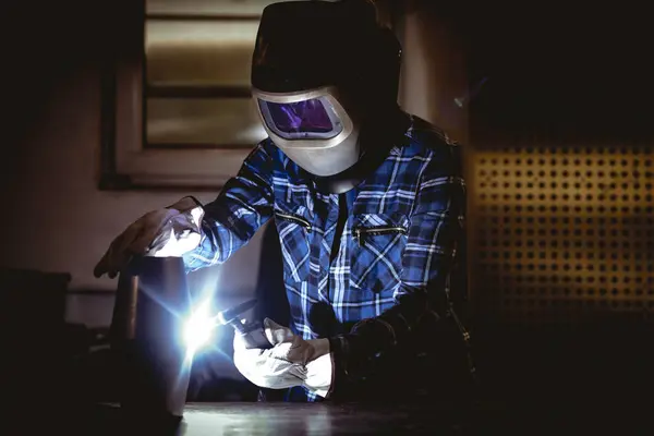 Lavoratore Che Lavora Parti Metalliche Fabbricate Fabbrica — Foto Stock