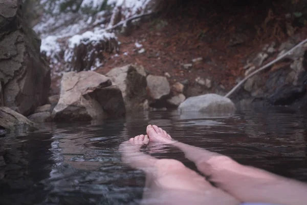 Sección Baja Mujer Relajándose Primavera Caliente Durante Invierno — Foto de Stock