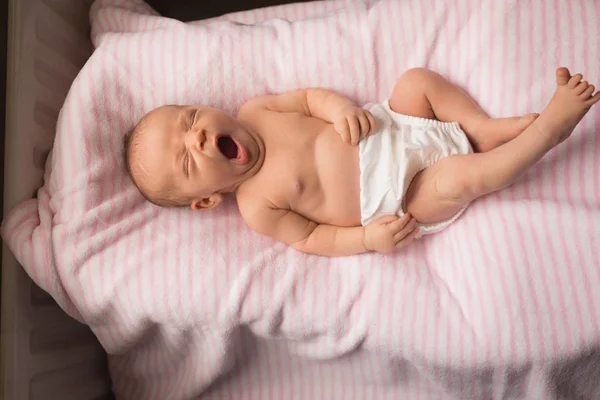 Neugeborenes Gähnt Hause Auf Babybett — Stockfoto