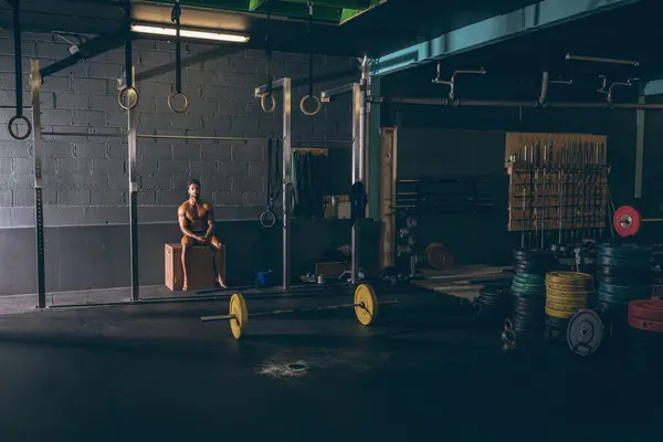Muskulöser Mann Entspannt Beim Training Fitnessstudio — Stockfoto