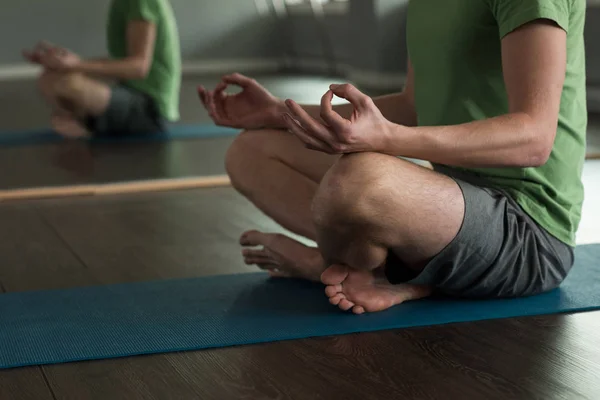 Sección Baja Del Hombre Practicando Yoga Estudio — Foto de Stock