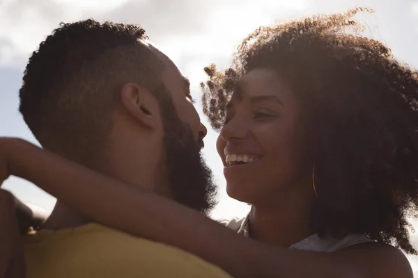 Close Casal Sorridente Abraçando Uns Aos Outros Dia Ensolarado — Fotografia de Stock