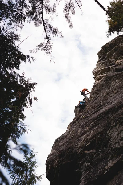 Vista Angolo Basso Dell Arrampicatore Arrampicatore Sulla Scogliera Rocciosa — Foto Stock