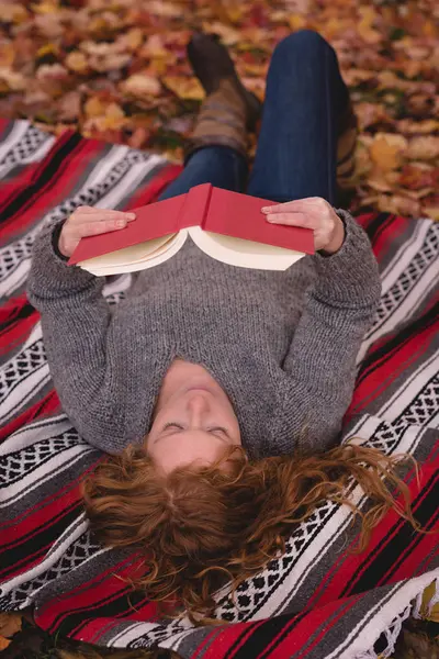 Beautiful Woman Lying Autumn Park Reading Novel — Stock Photo, Image