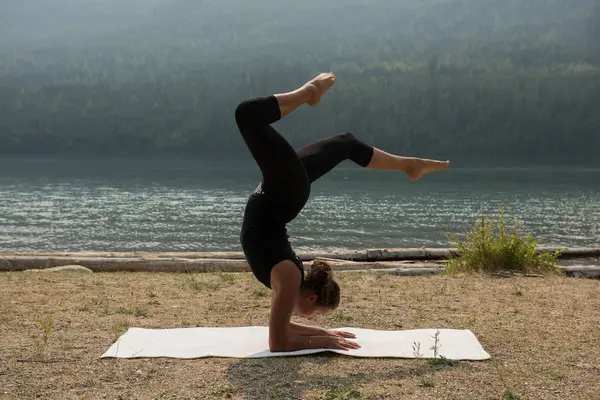 Mujer Forma Haciendo Yoga Acrobático Cerca Costa Del Mar Día — Foto de Stock