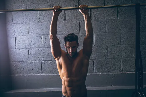 Homem Musculoso Exercitando Bar Pull Estúdio Fitness — Fotografia de Stock