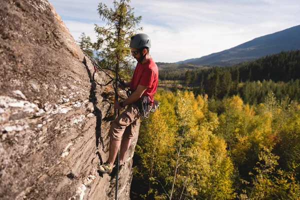 Determined Rock Climber Climbing Rocky Mountain — Stock Photo, Image