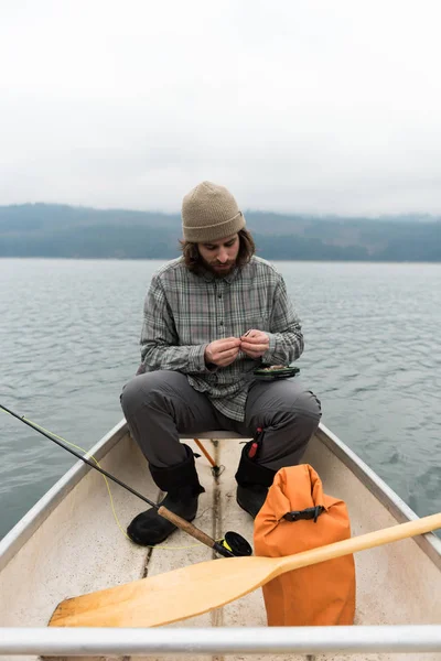 Man Boat Fixing Bait Fishing Line — Stock Photo, Image