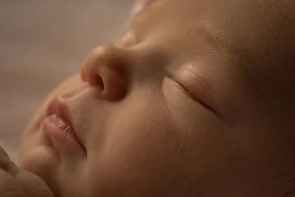 Primer Plano Cara Del Bebé Recién Nacido Durmiendo Cama Del — Foto de Stock
