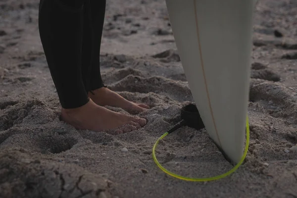 Серфер Доской Серфинга Стоящий Пляже Закате — стоковое фото