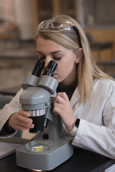 Tonårig Flicka Experimentera Mikroskopet Laboratorium Vid University — Stockfoto