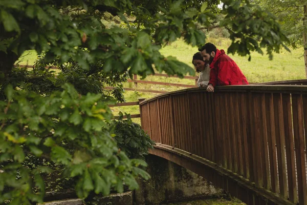Couple Leaning Footbridge Countryside — Stock Photo, Image
