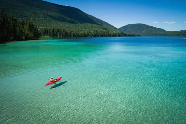 Kayaker Kayak Acque Turchesi Poco Profonde Una Giornata Sole — Foto Stock