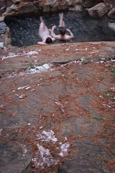 Couple Relaxant Dans Une Source Chaude Pendant Hiver — Photo