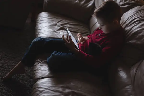 Niño Usando Tableta Digital Sala Estar Casa — Foto de Stock