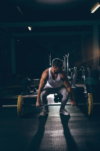 Muskelprotz Trainiert Mit Langhantel Fitnessstudio — Stockfoto