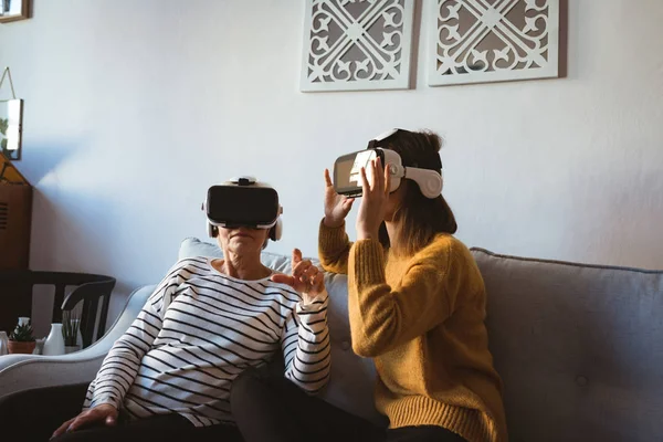 Seniorin Und Tochter Tragen Ein Virtual Reality Headset Während Sie — Stockfoto