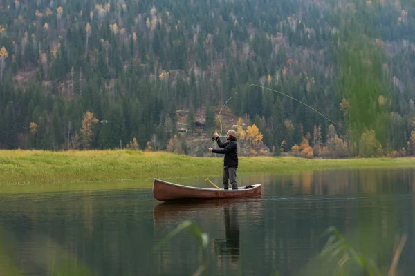 Man Canoe Throwing Fishing Line River Pasture — Stock Photo, Image