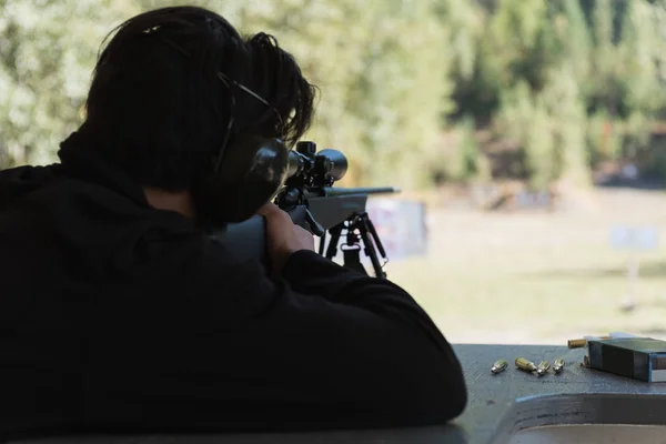 Hombre Apuntando Rifle Francotirador Objetivo Campo Tiro Día Soleado — Foto de Stock