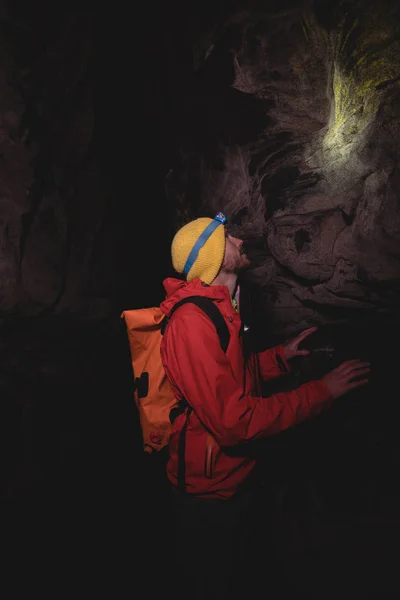 Hiker Wearing Head Torch Inspecting Rocks Dark Cave — Stock Photo, Image