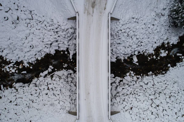 Ponte Coberta Neve Sobre Riacho Durante Inverno — Fotografia de Stock