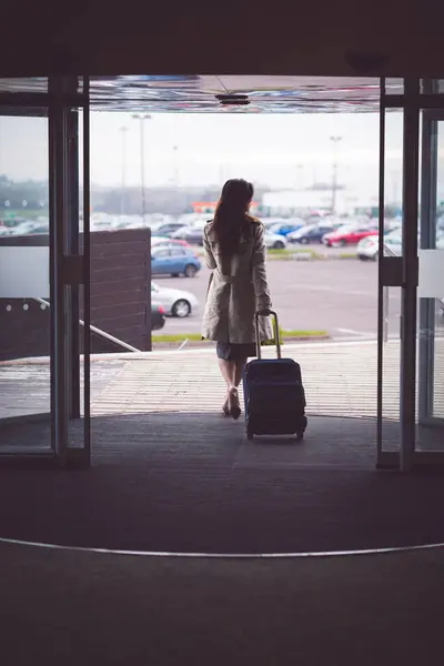 Rückansicht Einer Geschäftsfrau Die Mit Gepäck Aus Dem Hotelzimmer Geht — Stockfoto